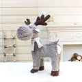 Renna di Natale in peluche grigio con cappello e sciarpa bianchi in maglia, 60 cm - Alce Grigio