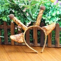 Détail d'un serre-tête girafe avec des oreilles en peluche et des cornes à pompons - Girafe (23x20cm)