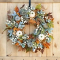 Ghirlanda autunnale di Halloween con zucche bianche e foglie d'acero su porta in legno - Ghirlanda di Foglie d'Acero con Zucca Bianca da 35 cm