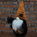 Gnomo di Halloween con cappello a strisce arancioni e corpo di paillettes luminose - 52141 Paillettes Nere
