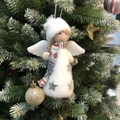 Weihnachtsengel-Puppenanhänger mit weißem Plüsch und Flügeln am Christbaum hängend - Engelspuppe - Silber