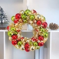 Detailansicht eines Weihnachtskranzes mit roten, grünen und goldenen Metallkugeln - 34cm / Grün + Rot Regulärer Stil