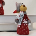 Muñeco de reno navideño con suéter de punto rojo y detalles de copos de nieve blancos - Alce