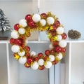 Detail eines Weihnachtskranzes mit roten Glanzkugeln, weißen Mattkugeln und Goldsternen - 34cm / Rot + Weiß Sterndekor