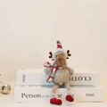 Detail van een gebreide rendier knuffel hanger met sjaal en houten knopen - Kerstrendier