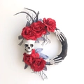 Halloween-Kranz mit weißem Totenkopf und roten Rosen auf einem gotischen schwarzen Zweig - Halloween Totenkopf Rosenkranz