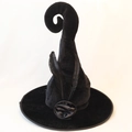 Dettaglio cappello da strega in velluto con punta a spirale, piume e rosa di raso - Nero