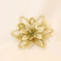 Nahaufnahme einer gold glitzernden künstlichen Weihnachtsblume mit Seidenblättern für Baum - Gold
