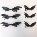 12er-Set schwarze Fledermaus-Haarspangen aus Kunstleder mit Entenschnabel-Clips - Lederfledermäuse Und Gemusterte Fledermäuse Mix