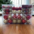 Détails des boules de Noël rouges et dorées avec des finitions pailletées et mates - Rouge