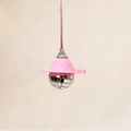 Disco-Kugel Autodeko mit pinkem Cowboyhut und farblich passender rosa Kordel - Seilstil / Rosa