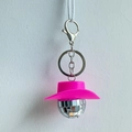 Detail eines silbernen Disco-Kugel-Schlüsselanhängers mit glitzerndem rosa Cowboyhut - 3cm Spiegelkugel / Rosa