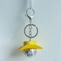Detail von Disco-Spiegelkugel-Schlüsselanhänger mit gelbem Cowboyhut und Karabiner - 3cm Spiegelkugel / Gelb