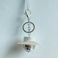 Disco-Kugel Schlüsselanhänger mit weißem Cowboyhut und silbernem Karabinerhaken Anhänger - 3cm Spiegelkugel / Weiß