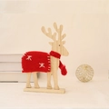 Charmante Rentierfigur aus Holz mit rotem Wollfilzschal für weihnachtliche Tischdekorationen - Großes Rentier Ornament 22cm