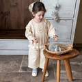 Set primavera bimba: top beige con volant in pizzo e pantaloni larghi a fiori graziosi - 73cm / Beige