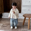 Dreiteiliges Jungen-Bekleidungsset mit cremefarbener Baumwolljacke und blauer Jeans - 73cm / Beige