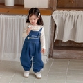 Ensemble fille avec chemise à volants blanche et salopette en denim bleu foncé brodée - Bleu / 73cm