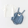 Zweiteiliges Baby-Jeans-Set mit weißem T-Shirt und süßer Bären-Stickerei im Detail - 66 / Weiß