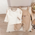 Zweiteiliges Baby-Set mit braun gestreiftem Langarmshirt und Latzhose mit niedlicher Stickerei - 90cm / Braun