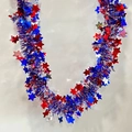 Ghirlanda di stelle metalliche del Giorno dell'Indipendenza in rosso, blu e argento lucido - Stile Stella