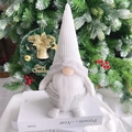 Detalle de gnomo navideño de peluche con barba blanca en una escena nórdica - Gnomo Blanco de Pie