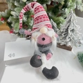 Détail d'un gnome de Noël de 60cm avec bonnet tricoté nordique et barbe en fausse fourrure - 60x15x12cm