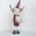 Niedliche Weihnachtsrentier Plüschfiguren in Burgund und Grau stehend in einer Reihe - Rote Hose Stil