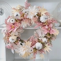Eleganter Herbstkranz mit weißen Kürbissen und rosa Pfingstrosen für die Wanddeko - Home Weißer Kürbis Künstlicher Kranz
