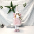 Dettaglio di bambola angelo di Natale con cappello rosa lavorato a maglia e ali lucide - Ragazza Angelo di Natale Rosa