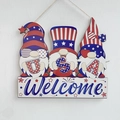 Detalle de gnomos de EE. UU. en un letrero de madera con patrones patrióticos americanos - Gnomo Día de la Independencia Estilo A
