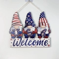Detalle del letrero de madera gnomos USA con decoración de bienvenida patriótica azul y roja - Gnomo Día de la Independencia Estilo B