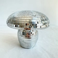 Nahaufnahme der 14cm Spiegel-Pilz-Discokugel mit reflektierenden Glasfliesen für Deko - Pilz 14x12.5cm