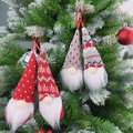 Lot de quatre gnomes de Noël tricotés suspendus sur un sapin de fête traditionnel - Style B (4 Pièces)
