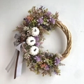 Ghirlanda autunnale con zucca bianca e fiori viola su sfondo bianco con nastri - Ghirlanda di Zucca Bianca Viola Chiaro