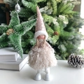 Detalle de muñeca elfo de Navidad con lentejuelas oro rosa y falda de piel sintética - Chica de Columpio con Lentejuelas Rosas