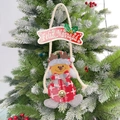 Nahaufnahme Rentier-Plüschfigur mit Feliz Navidad Banner am grünen Weihnachtsbaum - Weihnachtsrentier