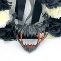 Dettaglio della maschera con zanne rosse e nere su sfondo di rose gotiche per Halloween - Nue Insanguinato Nero