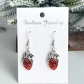 Dettaglio degli orecchini a forma di cuore anatomico in smalto rosso e argento - Stile Cuore Anatomico