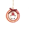 Dettaglio gnomo natalizio con anello in legno rosso, perline in legno e un fiocco scozzese - Gnomo con Cappello Rosso