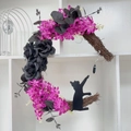 Gotischer Halloween-Mondkranz mit lila Blumen, schwarzer Katze und einem Kristallanhänger - Lila