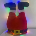 Detalle del gorro de payaso de Navidad LED en terciopelo rojo con hebillas doradas - Gorro Piernas de Papá Noel con Luz