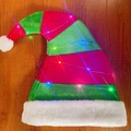 Gorro de elfo navideño LED a rayas rojas y verdes con ribete de piel sobre suelo de madera - Gorro de Copa con Luces