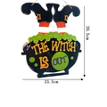 Decorazione da appendere di Halloween con stivali da strega e testo The Witch Is Out - Stile Calderone Strega Halloween Gambe (CL7501)