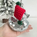 Nahaufnahme einer Entenfigur mit Disco-Spiegeln und roter Weihnachtsmütze auf einer Hand - Weihnachtsstrickmütze Spiegel Ente (Rot)
