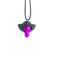 Collana teschio viola di Halloween con pendente cappello da cowboy nero su sfondo bianco - Viola