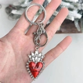 Llavero de corazón vintage en esmalte rojo con corona y cierre de mosquetón plata - Corazón de Llama con Corona (Estilo 1)