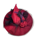 Dettaglio del cappello da strega rosso in raso con rete, piume e rose di seta decor - Cappello da Mago con Fiore Rosso