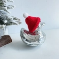 Detalle de pato bola de discoteca con gorro de Navidad junto a un árbol nevado - Pato de Espejo Gorro de Lana Rojo