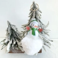 Kerst sneeuwpop sleutelhanger met witte imitatiebont pompon aan een kerstboom takje - Sneeuwpop Sleutelhanger